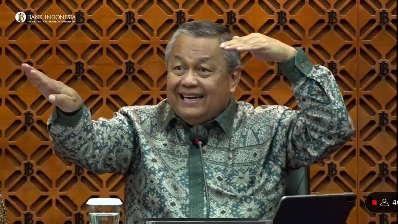 Gubernur Bank Indonesia Perry Warjiyo, dalam konferensi pers Rapat Dewan Gubernur Bank Indonesia Oktober, Kamis (19/10/2023). Perry mengatakan kredit perbankan pada September 2023 tumbuh. (Tira/Liputan6.com)
