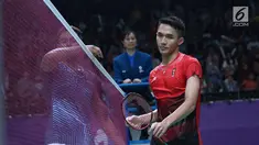 Tunggal putra Indonesia, Jonatan Christie usai dikalahkan pemain India, Prannoy Haseena Sunil Kumar pada perempat final Bulutangkis Beregu Putra Asian Games 2018 di Jakarta, Senin (20/8). (Liputan6.com/Helmi Fithriansyah)