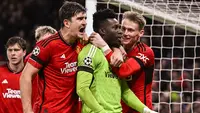 Meski beberapa kali membuat blunder bersama Manchester United, akhirnya Andre Onana mampu menunjukkan aksi heroiknya saat mementahkan eksekusi penalti kontra FC Copenhagen pada matchday ketiga Liga Champions musim 2023/2024 (24/10/2023). Aksi yang juga berbuah tiga poin pertama MU di Liga Champions musim ini sekaligus membuktikan bahwa ia memang piawai dalam menggagalkan eksekusi penalti di pentas Eropa. Hingga kini ia tercatat telah menggagalkan 3 eksekusi penalti dari tiga pemain berbeda di Liga Champions. Berikut daftar lengkap ketiganya. (AFP/Paul Ellis)