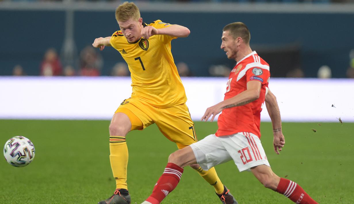 Gelandang Belgia, Kevin De Bruyne, berusaha melewati gelandang Rusia, Alexey Ionov, pada laga Kualifikasi Piala Eropa 2020 di Gazprom Arena, Saint Petersburg, Sabtu (16/11). Rusia kalah 1-4 dari Belgia. (AFP/Olga Maltseva)