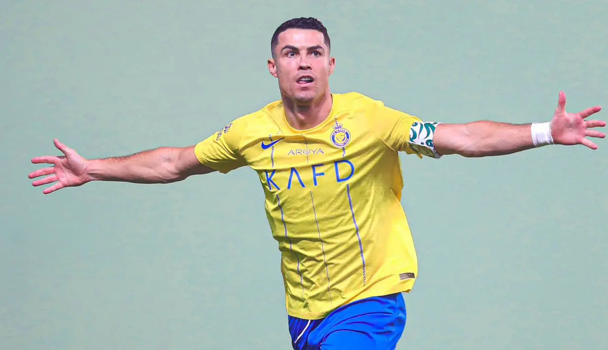 Pemain Al-Nassr, Cristiano Ronaldo melakukan selebrasi setelah mencetak gol pertama timnya ke gawang Al-Ahli pada laga Liga Arab Saudi yang berlangsung di King Saud University Stadium, Riyadh, Arab Saudi, Sabtu (23/09/2023) dini hari WIB. Ronaldo berhasil mencetak dua gol pada laga tersebut. (Twitter/@AlNassrFC)