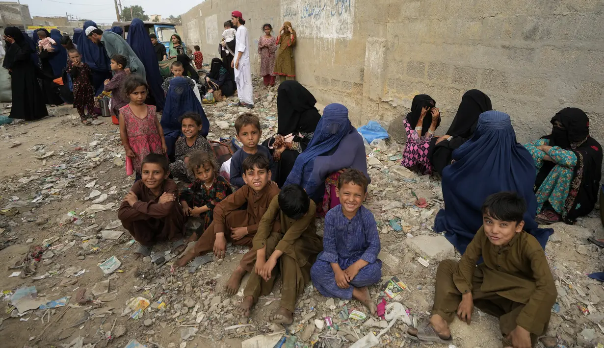 Pakistan akan melaksanakan rencana yang baru-baru ini diumumkan untuk mendeportasi semua imigran yang berada di negara itu secara ilegal, termasuk 1,7 juta orang Afghanistan, secara "bertahap dan teratur," kata kementerian luar negeri pada hari Jumat. (AP Photo/Fareed Khan)