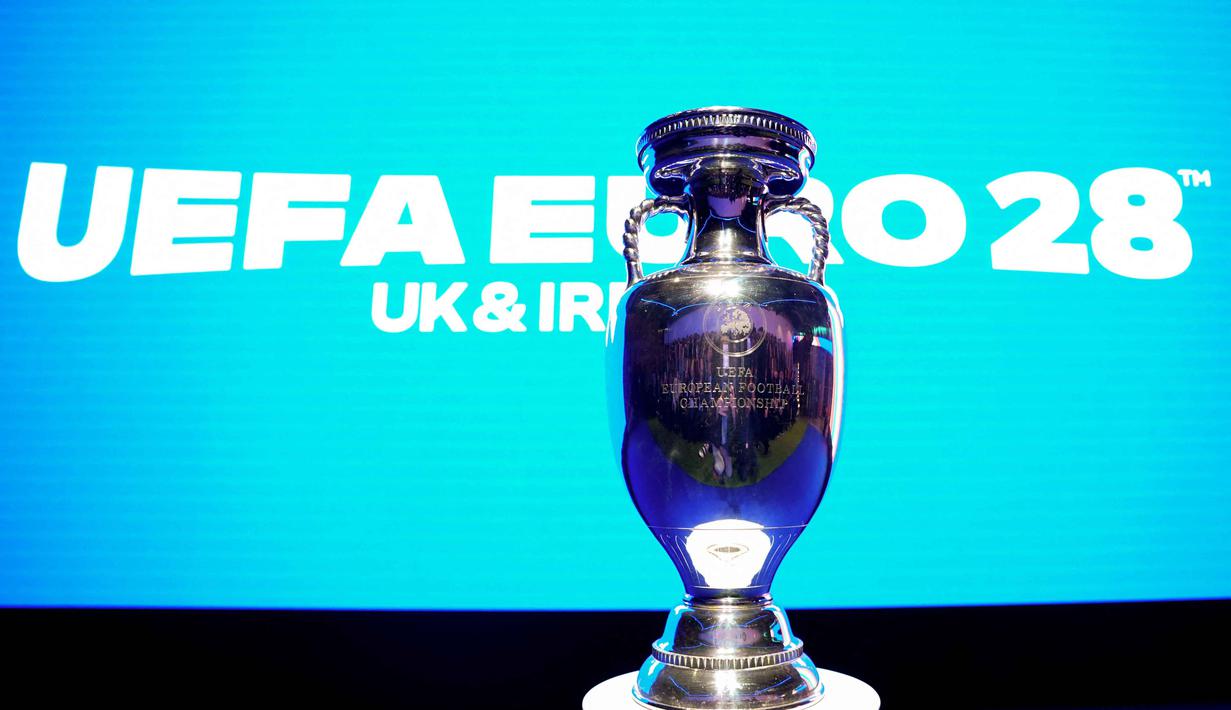 Trofi EURO atau Piala Henri Delaunay, ditampilkan sebelum acara peluncuran turnamen sepak bola UEFA EURO 2028 di Below The Lights, London Pusat, pada 12 November 2025. Piala Eropa (Euro) 2028 resmi diluncurkan. Cardiff akan menjadi tuan rumah pertandingan pembuka Euro 2028 pada 9 Juni 2028. (James Manning/POOL/AFP)