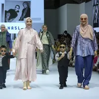 Kolaborasi Brand Zaskia Sungkar dan Nagita Slavina di JFW 2025. [Adrian/Fimela]