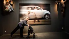 Seorang nenek bernama Kimiko Nishimoto berpose di depan karya foto-fotonya yang dipamerkan di Tokyo, Jepang (14/12). Kimiko Nishimoto adalah seorang nenek yang menjadi selebram dengan jumlah pengikut sebanyak 42 ribu. (AFP Photo/Behrouz Mehri)