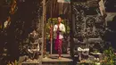 <p>Mempelajari budaya Bali saat di sana, pesona Agnez Mo ketika mengenakan busana adat Bali mencuri perhatian saat berpose di gapura. Ia mengenakan kebaya renda warna putih yang dipadukan dengan jarit warna ungu. (Liputan6.com/IG/@agnezmo)</p>