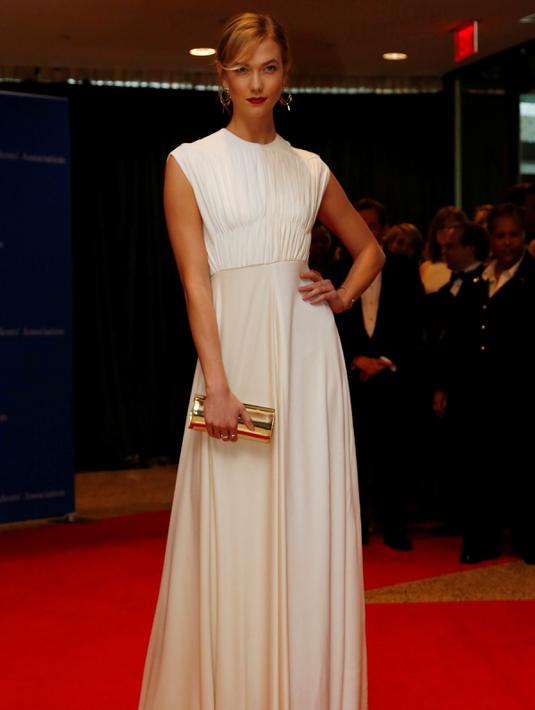Model Karlie Kloss berpose saat tiba di karpet merah menghadiri acara White House Correspondents Association Dinner bareng Presiden AS, Obama di Washington, AS (30/4).(REUTERS/Jonathan Ernst )