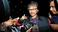 Direktur Jenderal Energi Baru Terbarukan dan Konservasi Energi, Rida Mulyana (tengah) usai menjalani pemeriksaan di Gedung KPK Jakarta,(6/11/15). Rida Mulyana diperiksa sebagai saksi untuk tersangka Dewie Yasin Limpo. (Liputan6.com/Helmi Afandi)