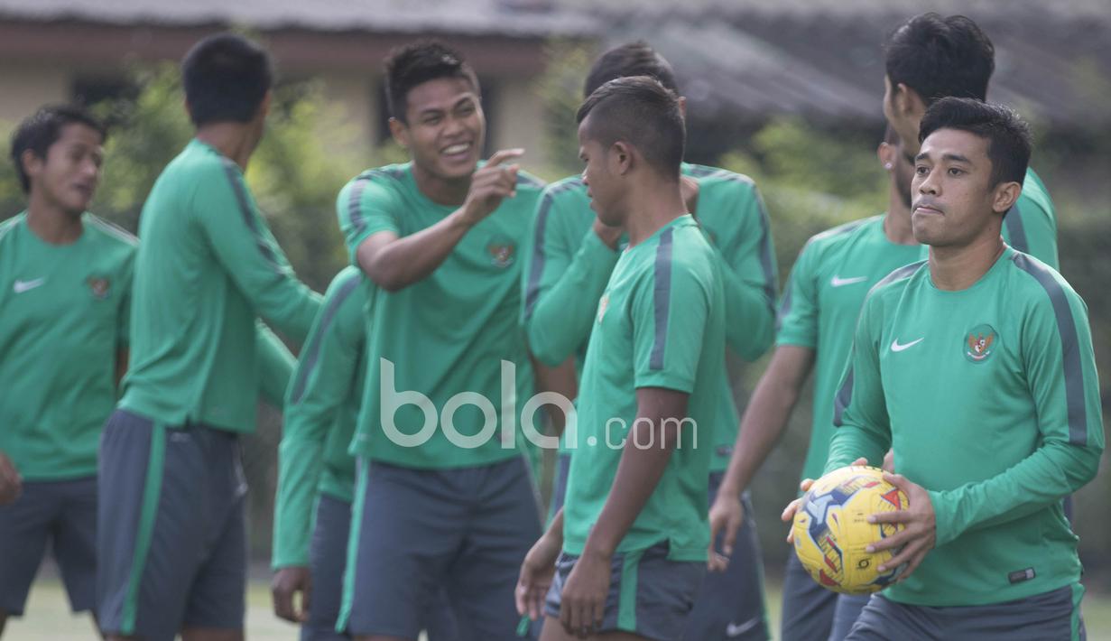 Ekspresi Beny Wahyudi usai mengolah bola sebelum sesi latihan di Hotel Grand Fourwings, (17/12/2016). (Bola.com/Vitalis Yogi Trisna)