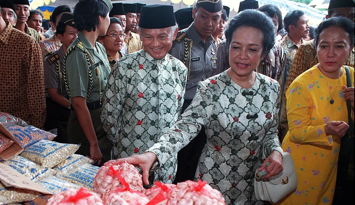 Presiden BJ Habibie didampingi istrinya Ainun Habibie memeriksa bawang putih di pasar murah yang didirikan di Taman Monumen Nasional, Jakarta, 9 Januari 1999. Habibie meninggal setelah mendapat perawatan intensif selama beberapa hari terakhir di RSPAD Gatot Subroto Jakarta Pusat. (AFP Photo/Kompas)