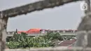 Petugas menggunakan terpal oranye untuk menutupi kereta LRT Jabodebek usai kecelakaan di kawasan Munjul, Cibubur, Jakarta, Senin (25/10/2021). Belum diketahui penyebab tabrakan tersebut dan hingga kini petugas masih menjaga di area kecelakaan. (merdeka.com/Iqbal S Nugroho)