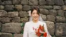 Park Shin Hye mengenakan gaun pernikahan full bordiran lengan panjang warna putih. [@ssinz7]