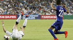 Pemain Israel, Ben Bitton (kanan), menghadang laju pemain Italia, Giacomo Bonaventura, pada Kualifikasi Piala Dunia 2018 di Stadion Sammy Ofer, Haifa, Israel, Selasa (6/9/2016) dini hari WIB. (AFP/Jack Guez)