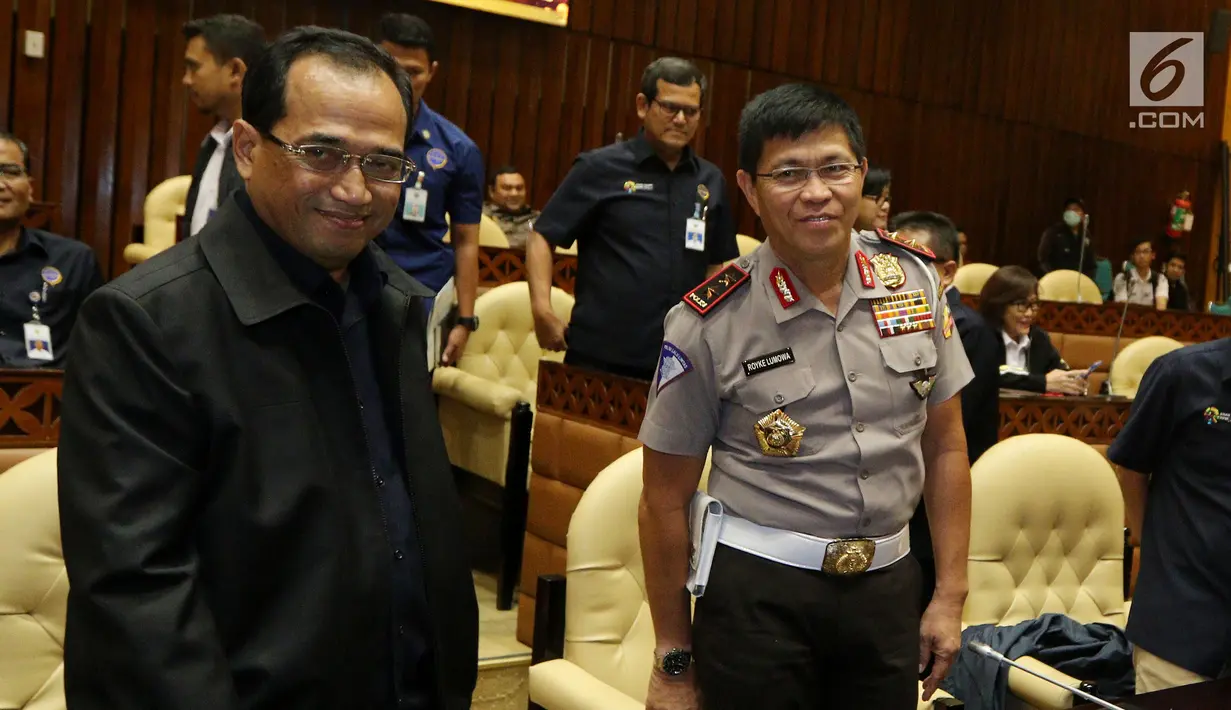 Menteri Perhubungan Budi Karya Sumadi bersiap mengikuti Rapat Kerja (Raker) dengan Komisi V membahas  permasalahan transportasi berbasis online di Kompleks Parlemen MPR/DPR-DPD, Senayan, Jakarta, Senin (28/5). (Liputan6.com/Johan Tallo)