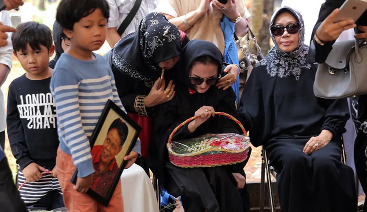 Tepatnya hari Selasa (1/5/2018), Dr. Drg. Andi Jimmy Mappaile SpBM, MM hembuskan napas terakhir di Rumah Sakit Angkatan Darat (RSPAD) Gatot Subroto. Mengiringi proses pemakaman sang ayah, Kiki tak hentinya menangis. (Deki Prayoga/Bintang.com)