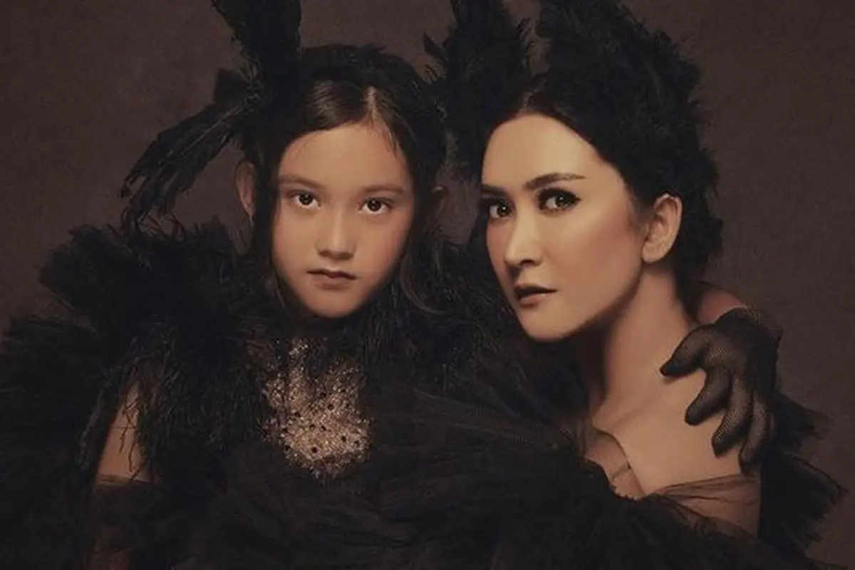 [Fimela] 7 Potret Cantik Nafa Urbach dan Sang Buah Hati, Mikhaela
