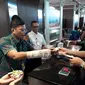 Lengan kanan dibalut gips, Pahala Nugraha Mansyuri Direktur Utama Garuda Indonesia, layani calon penumpang