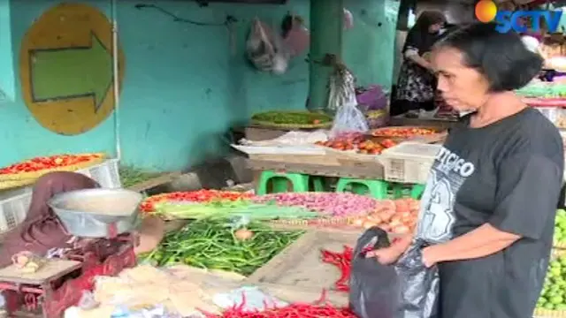 Kenaikan harga juga terjadi pada daging ayam. Di Jakarta harga daging ayam dijual seharga Rp 38 ribu hingga Rp 40 ribu per potong.