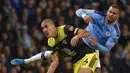 Bek Manchester City, Kyle Walker, duel udara dengan pemain Southampton, Oriol Romeu, pada laga Piala Liga Inggris di Stadion Etihad, Selasa (29/10). Manchester City menang 3-1 atas Southampton. (AP/Rui Vieira)