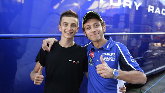 Valentino Rossi (kanan) dan Luca Marini
