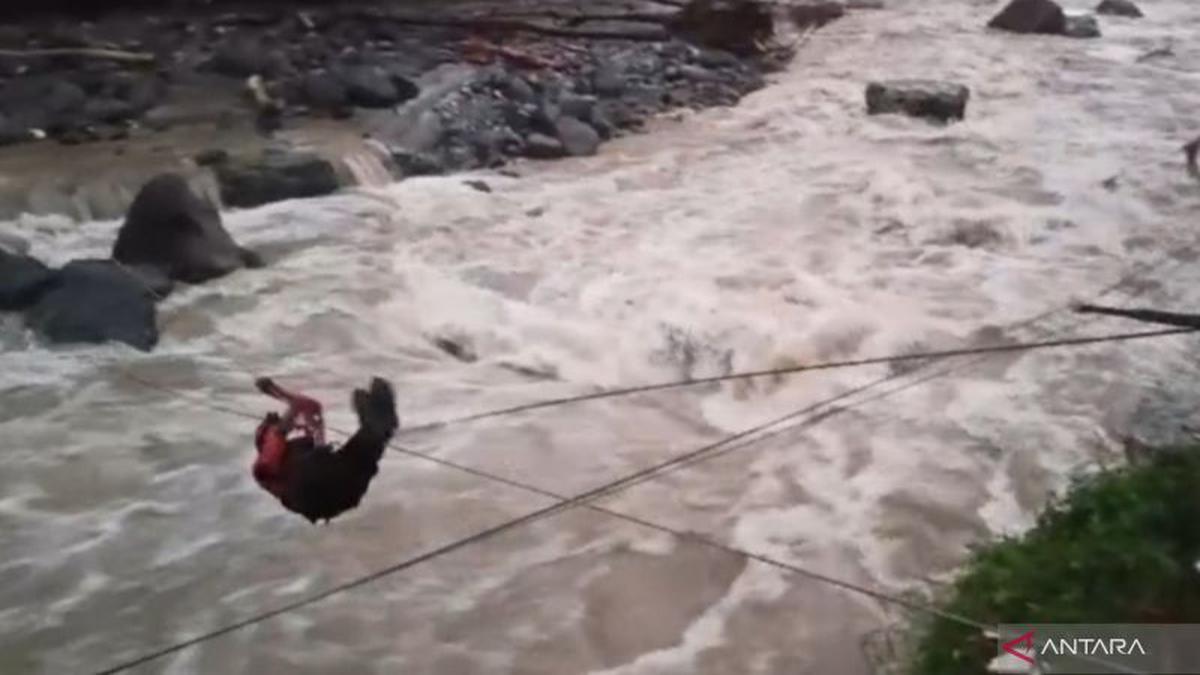 Momen Tim SAR Bergelantungan di Tali Demi Selamatkan Dua Warga Terjebak Banjir