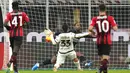 Pemain Spezia Kevin Agudelo mencetak gol ke gawang AC Milan pada pertandingan sepak bola Liga Italia di Stadion San Siro, Milan, Italia, 17 Januari 2022. AC Milan kalah 1-2. (AP Photo/Luca Bruno)