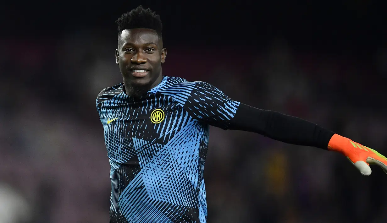 Kiper Inter Milan, Andre Onana melakukan pemanasan jelang menghadapi Barcelona pada laga fase Grup C Liga Champions 2022/2023 di Camp Nou Stadium, Barcelona (12/10/2022). Andre Onana menjadi pemain Kamerun terbaru yang tampil di Premier League setelah didatangkan Manchester United dari Inter Milan pada bursa transfer musim panas 2023/2024. Ia dikontrak hingga lima tahun ke depan dengan nilai transfer 52,5 juta euro. (AFP/Pau Barrena)
