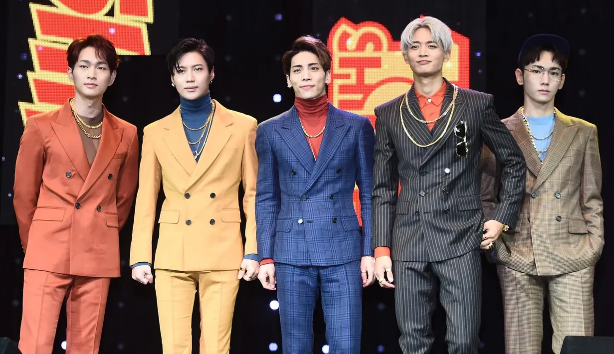 Seperti diketahui, Minho, Onew, dan Taemin SHINee didaulat sebagai penerima tamu yang berkabung di rumah duka. (foto: kpopbehind.com)