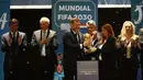 Presiden Paraguay, Alejandro Dominguez (tengah) memegang replika trofi Piala Dunia saat penunjukkan Argentina, Paraguay, dan Uruguay sebagai negara tuan rumah Piala Dunia FIFA 2030 selama Kongres virtual FIFA di Luque, Paraguay pada 11 Desember 2024. (AFP/Daniel Duarte)