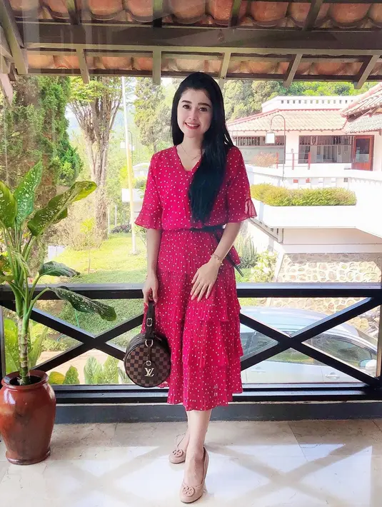 Vivi Artika terlihat makin dewasa saat memakai dress. Ia terlihat begitu anggun saat rambut indahnya dibiarkan terurai. Tas yang ia bawa tak hanya berfungsi untuk menyimpan barang, namun menambah stylenya terlihat makin kece. (Liputan6.com/IG/@viviartika)