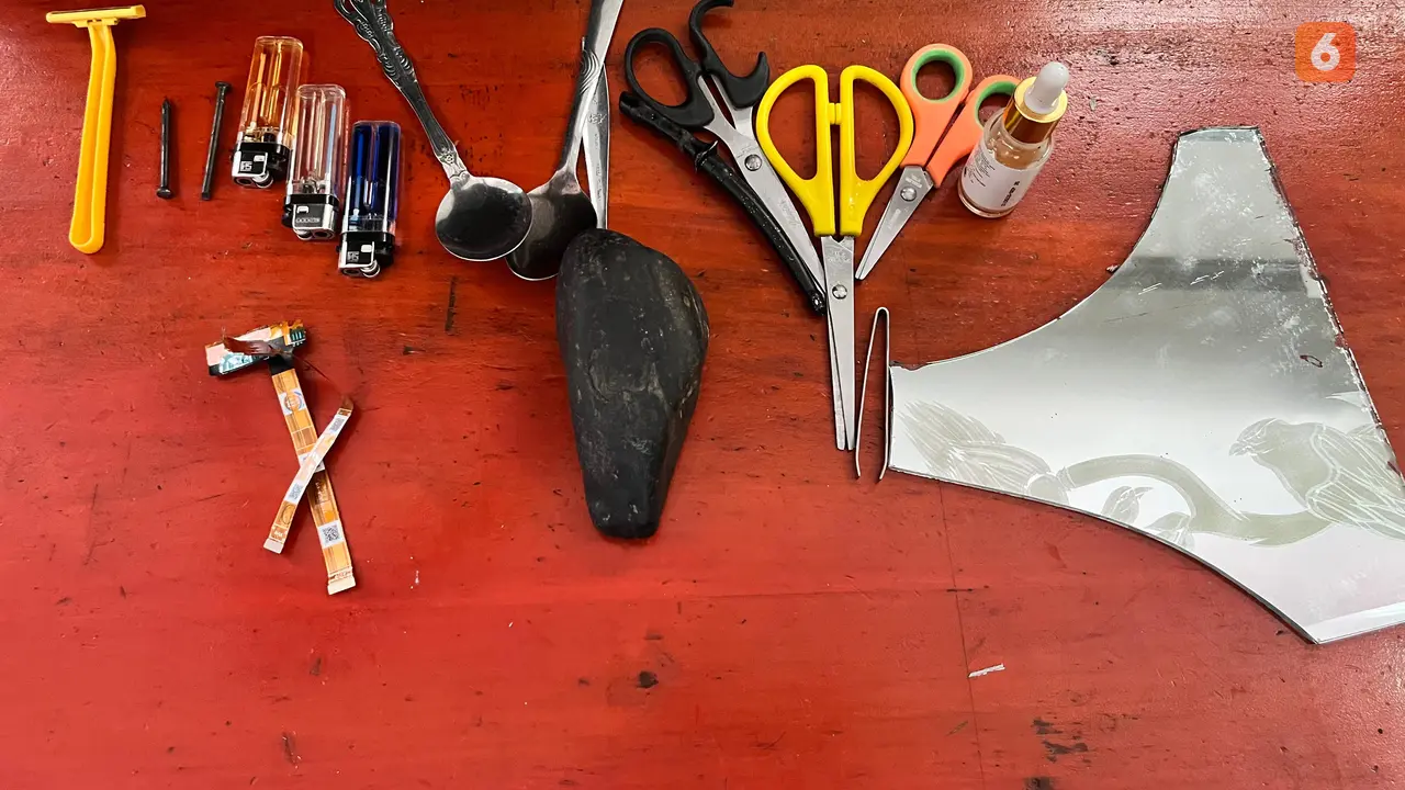 Petugas Lapas Palopo menemukan sejumlah barang terlarang dari hasil geledah insidentil. (Liputan6.com/Eka Hakim)