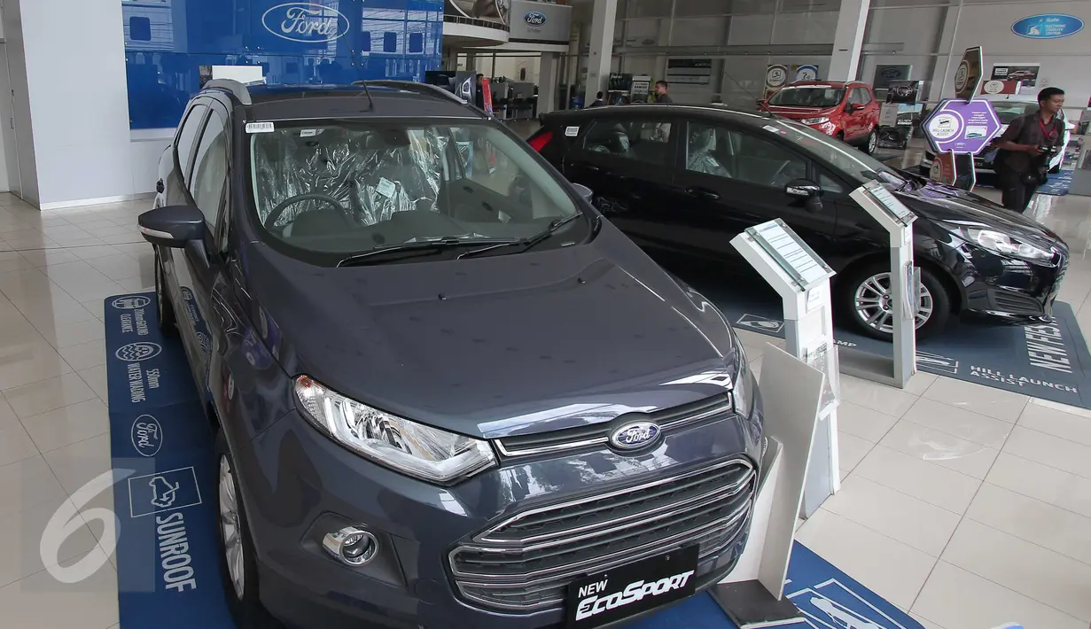 Sejumlah mobil yang dipajang di dealer Ford, Jakarta, Selasa (26/1). Ford memastikan konsumen dapat tetap mengunjungi dealer Ford untuk layanan penjualan, servis dan garansi hingga beberapa waktu ke depan di tahun ini. (Liputan6.com/Angga Yuniar)