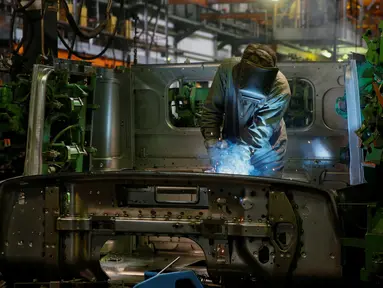 Seorang karyawan saat mengelas komponen truk lapis baja KrAZ-6322RA di Pabrik AutoKrAZ, Kremenchuk, Ukraina, Selasa (14/6). Truk ini diproduksi dengan berbagai kelebihan untuk keperluan pertahanan. (REUTERS / Valentyn Makarenko)