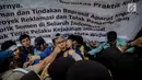 Massa dari Badan Eksekutif Mahasiswa Seluruh Indonesia (BEM SI) terlibat saling dorong dengan polisi saat menggelar aksi longmarch menuju Istana Merdeka, Jakarta, Senin (22/5). (Liputan6.com/Faizal Fanani)