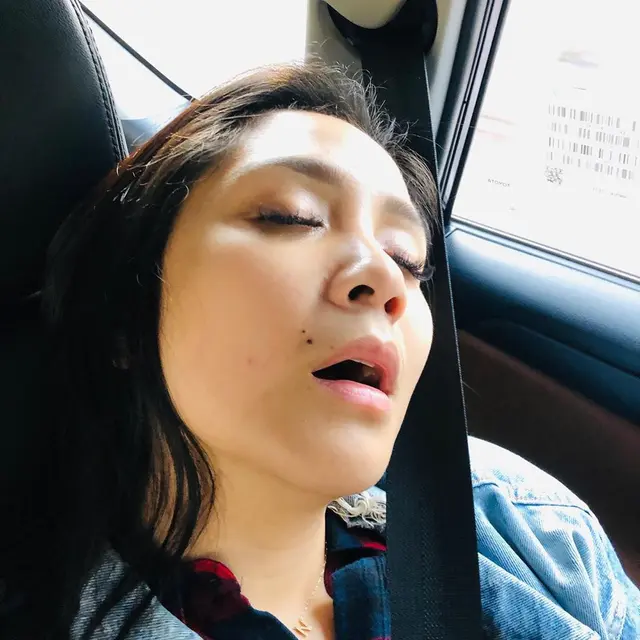 6 Potret Pose Tidur Nagita Slavina yang Tetap Telihat Cantik