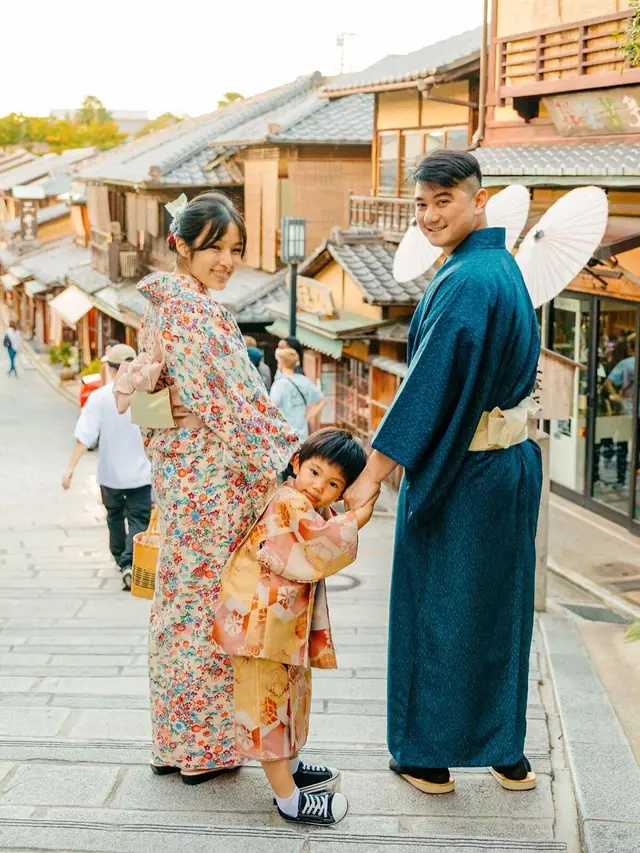 Kompak Pakai Kimono, Ini 7 Potret Liburan Chef Arnold dan Keluarga ke Jepang