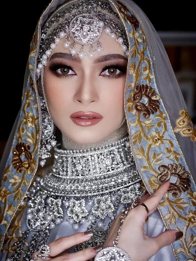 6 Potret Terbaru Valda Alviana Mantan Istri Reza DA dengan Busana India