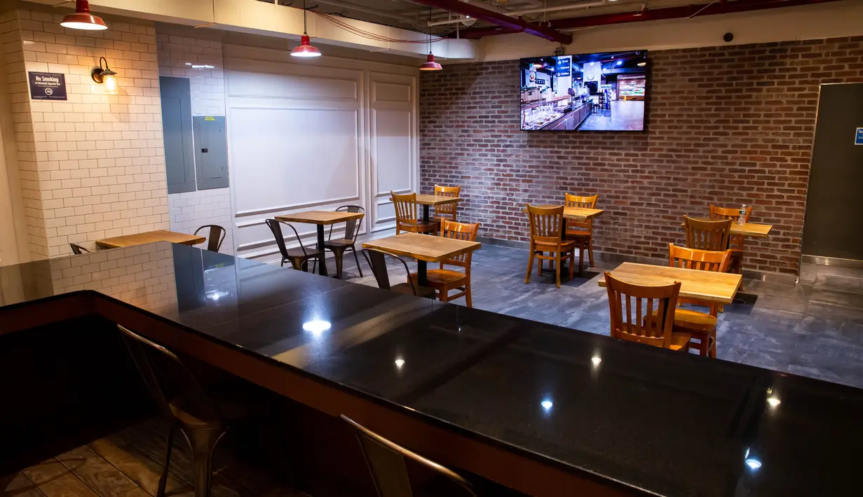 Kursi dan meja diatur untuk membatasi kapasitas tempat duduk di restoran di New York, AS (30/9/2020). Mulai Rabu (30/9), restoran-restoran di New York City diizinkan untuk membuka kembali layanan makan dalam ruangan selama masih di bawah 25 persen dari kapasitas maksimal. (Xinhua/Michael Nagle)