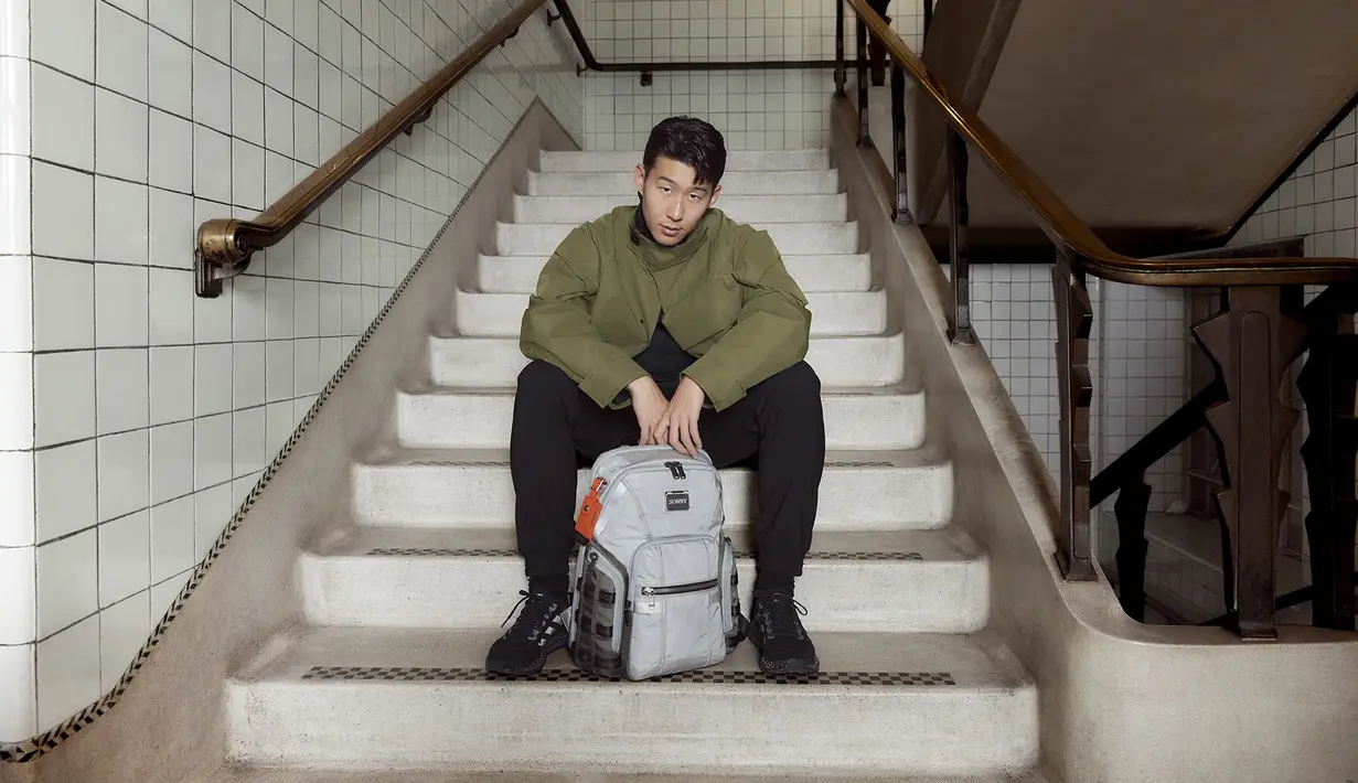 Dengan outfit yang sama, Son Heung Min mengenakan Navigation Backpack dengan berukuran sedang. Kamu bisa mengenakannya untuk bekerja karena memiliki banyak kompartemen laptop dan tablet dengan bantalan yang aman.