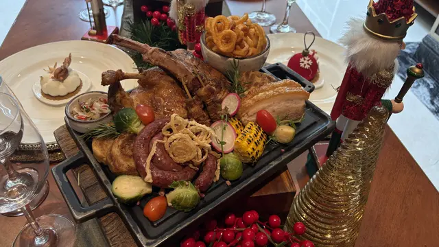 Festive Platter di Signatures Restaurant untuk rayakan Natal. [Anisha/Fimela]