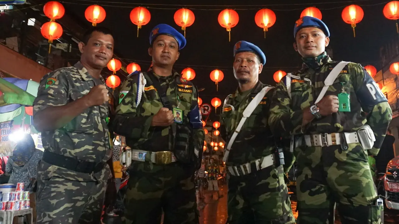 Banser Jaga Kelenteng Saat Imlek