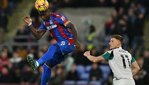 Kapten Crystal Palace, Marc Guehi (kiri) menyundul bola saat pertandingan Liga Inggris melawan Newcastle United di Selhurst Park. (AFP)