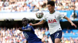 Pemain Tottenham Hotspur Son Heung-min (kanan) berduel memperebutkan bola dengan pemain Chelsea N'Golo Kante pada pertandingan sepak bola Liga Inggris di Stadion Stamford Bridge, London, Inggris, 14 Agustus 2022. Pertandingan berakhir imbang 2-2. (AP Photo/Ian Walton)