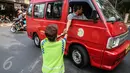 Pria kelahiran Aceh 68 tahun silam ini kesehariannya berada di pertigaan Jalan Suci, tepatnya Jalan Raya Bogor KM.24 persis di samping Pool Bus Mayasari Bakti, Jakarta, Minggu (20/9/2015). (Liputan6.com/Faizal Fanani)