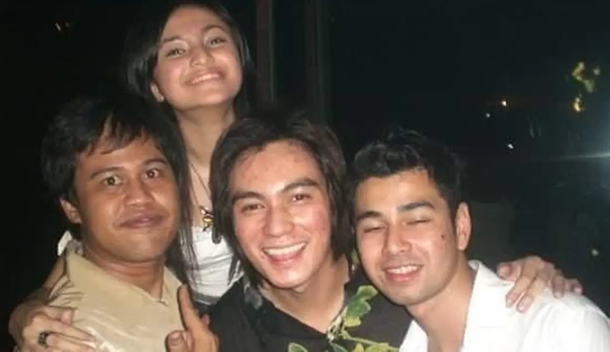 Tampak foto jadul Raffi Ahmad bersama Baim Wong dan Marshanda. Foto itu diambil jauh sebelum ketiganya menikah dan memiliki pasangan masing-masing. Penampilannya mereka pun berhasil mencuri perhatian. (Liputan6.com/IG/@raffinagita1717)
