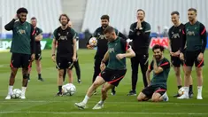 Pemain Liverpool James Milner melakukan sesi latihan di Stade de France, Saint Denis, Prancis, 27 Mei 2022. Liverpool dan Real Madrid membuat persiapan terakhir mereka sebelum saling berhadapan dalam pertandingan sepak bola final Liga Champions. (AP Photo/Manu Fernandez)