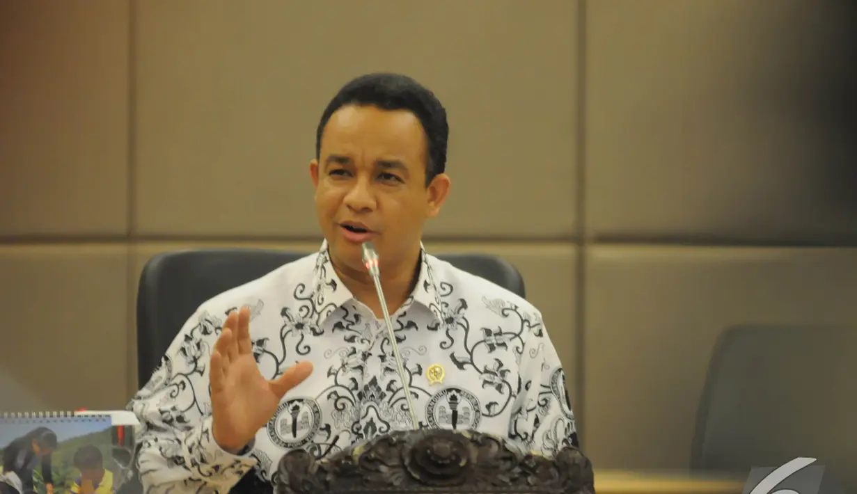 Anies Baswedan meminta masyarakat Indonesia merayakan Hari Guru pada 25 November 2014 tidak hanya dengan acara seremonial, namun dengan gerakan nyata yaitu dengan mengunjungi dan mencium tangan guru, Jakarta, Senin (24/11/2014). (Liputan6.com/Herman Zakha
