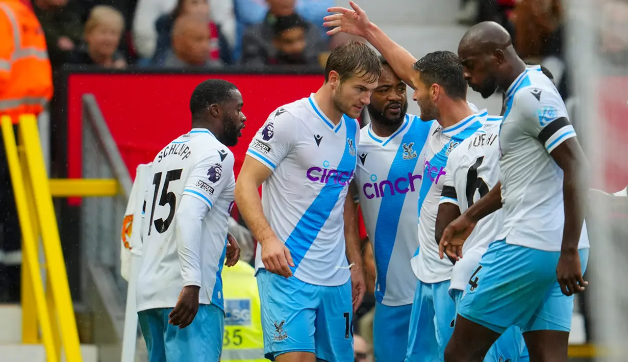 Setelah saling serang, Crystal Palace akhirnya memecah kebuntuan di menit ke-25. Melalui situasi bola mati, tendangan kaki kanan Joachim Andersen dari bagian tengah kotak penalti tak mampu dibendung kiper Andre Onana. (AP Photo/Jon Super)