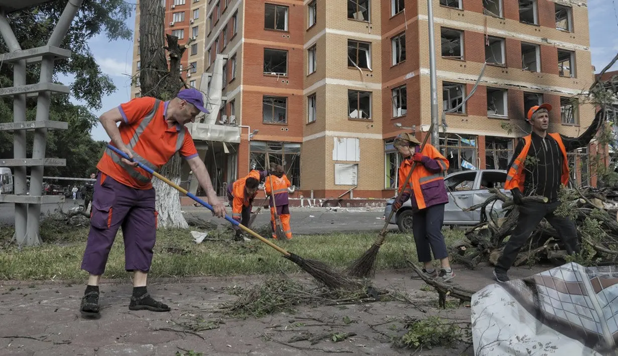 <p>Tiga orang yang tewas sedang bekerja di gudang sebuah toko ketika rudal menghantam dan membakar bangunan. Tujuh orang terluka di sana. Pencarian sedang dilakukan. (AP Photo/Nina Lyashonok)</p>