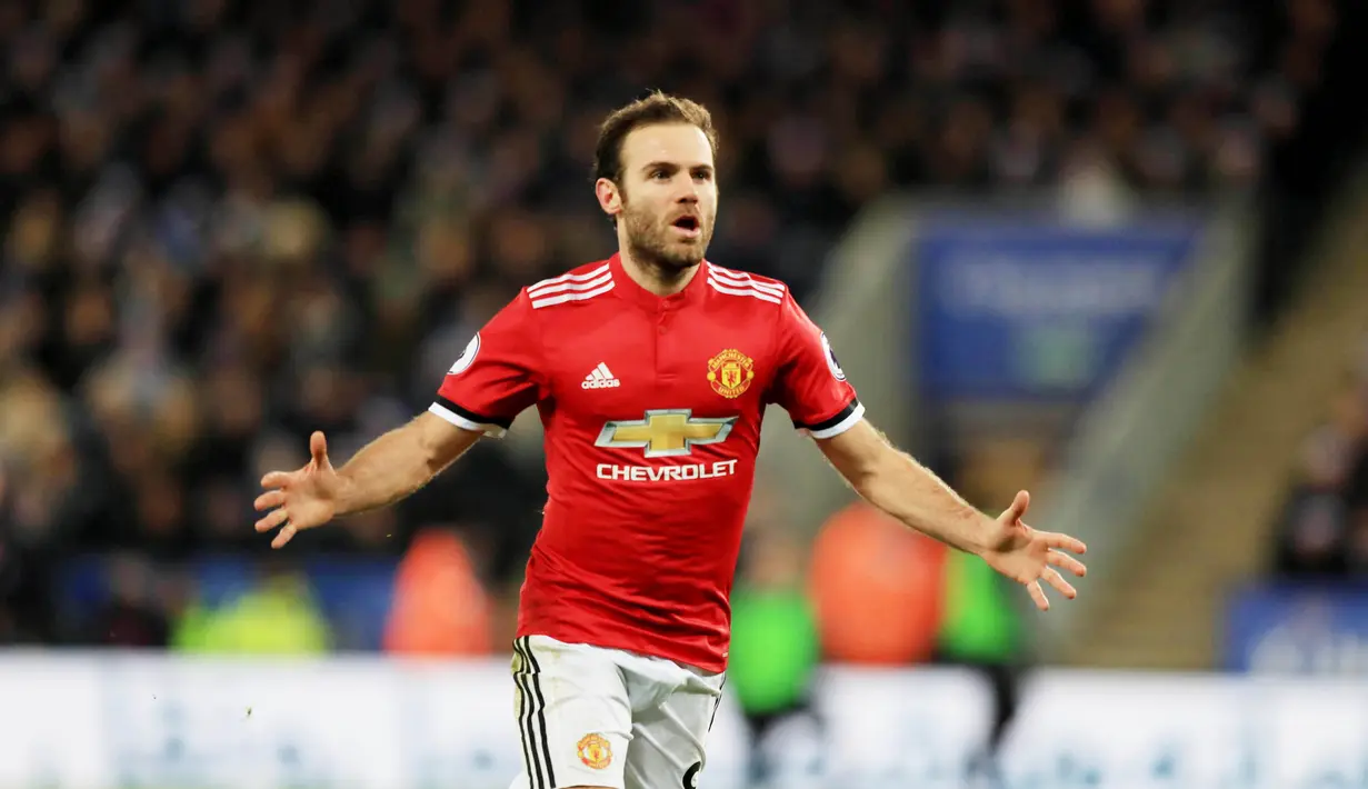 6. Juan Mata – Pria 29 tahun ini adalah pemain Spanyol saat menjuarai Piala Dunia 2010 dan Euro 2012. Ia meraih dua gelar sarjana di bidang jurnalisme di Universitas Madrid dan Marketing and Sports Science di Universitas Manchester. (AP/Mike Egerton)